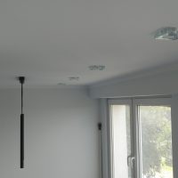 Sufit pokoju z zamontowanym punktowym oświetleniem